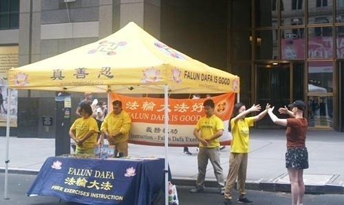 Naomi (prva desno), glumica, uči Falun Dafa vježbe.