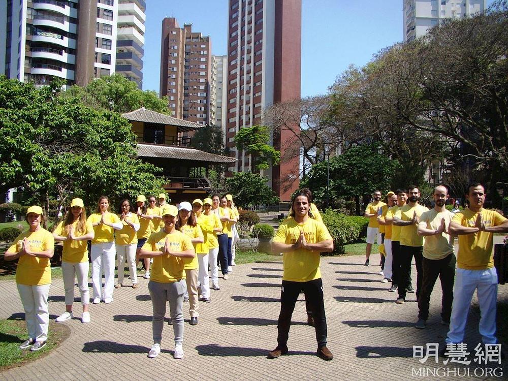 Blizu je 30 praktikanata učestvovalo u video snimanju grupnih Falun Gong vježbi da se postave na internet.