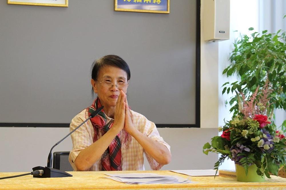 Gđa Li često telefonira u Kinu da bi ljudima objasnila istinu o Falun Dafa i kako bi razotkrila propagandu mržnje koju širi KPK.