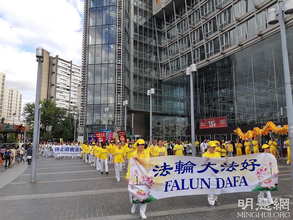Falun Dafa Praktikanti iz Francuske i drugih dijelova Evrope su sudjelovali na paradi održanoj 11. septembra 2021. godine