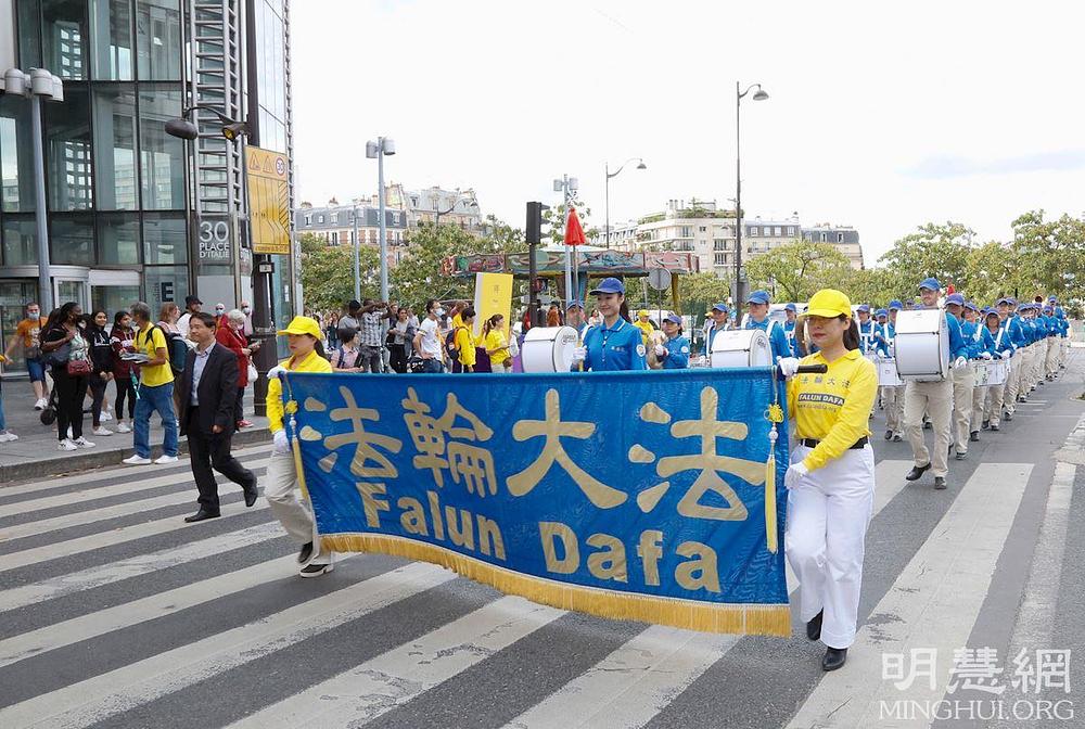 Paradu je prevodio Tian Guo Marching Band koji je krenuo sa trga Place d’Italie.