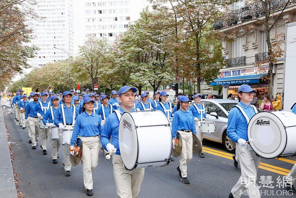 Tian Guo Marching Band je paradu vodio kroz trgovačku četvrt u kineskom gradu.