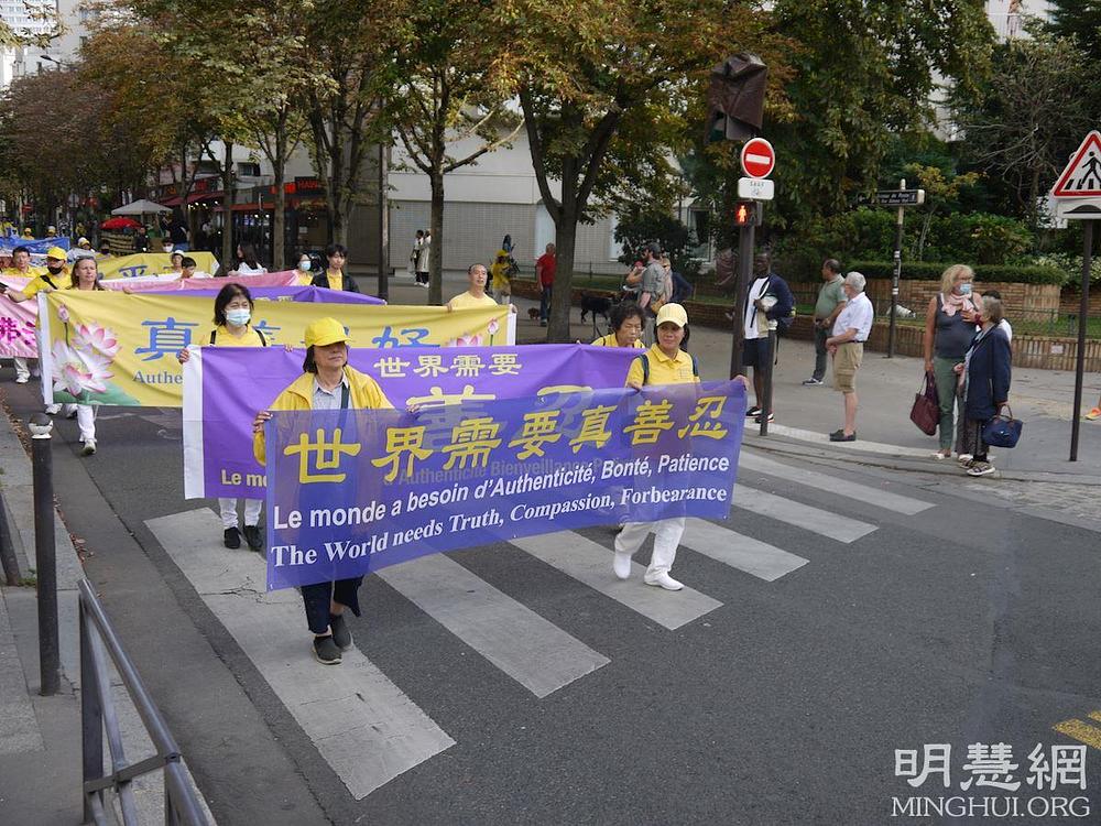 Parada je prošla kroz trgovačke četvrti u kineskom gradu.