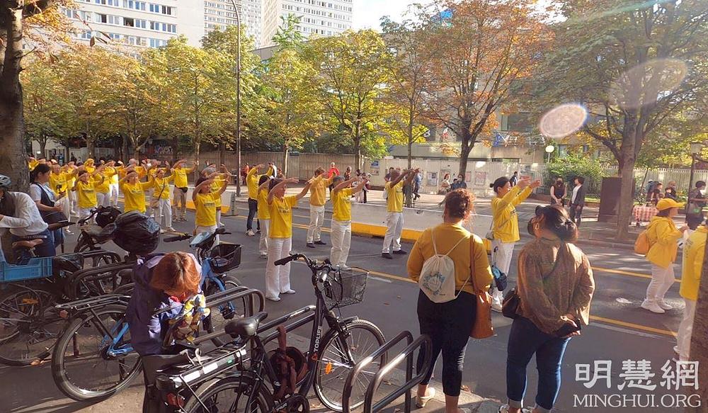 Praktikanti su tokom parade demonstrirali pokrete Falun Dafa vježbi.