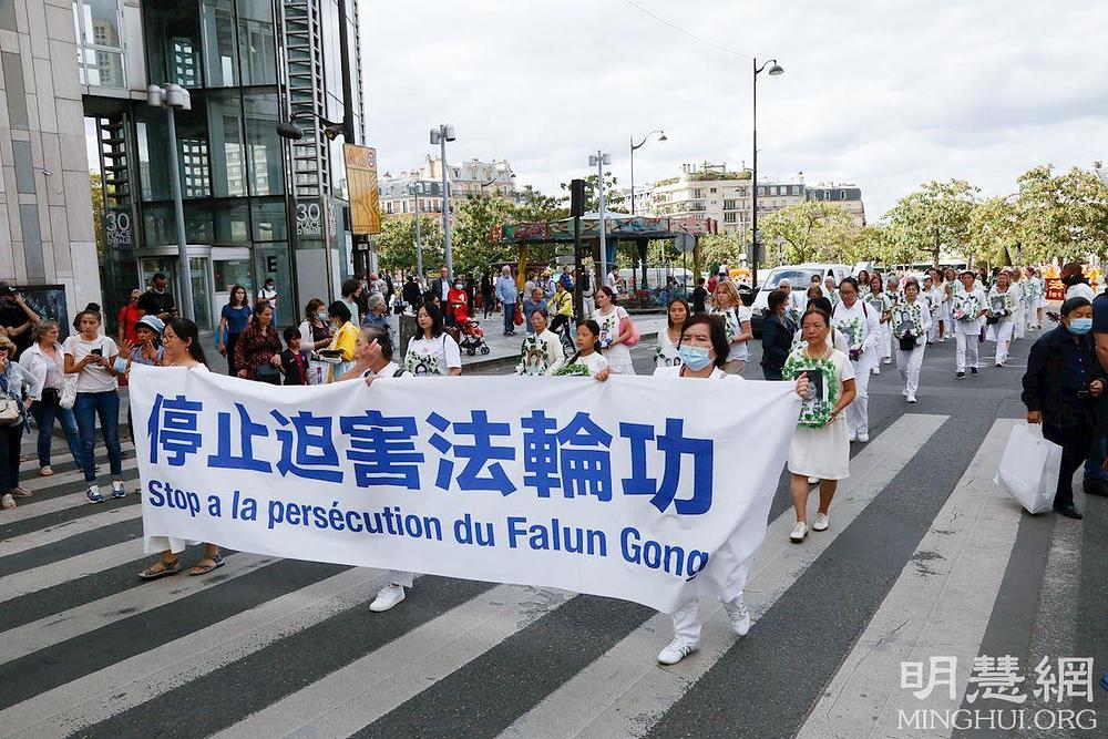 Falun Dafa praktikanti drže svečanu počast kolegama praktikantima koji su u Kini progonjeni na smrt.