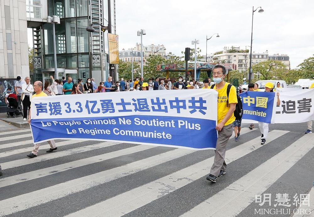Poruka na transparentu poziva Kineze da napuste KPK.