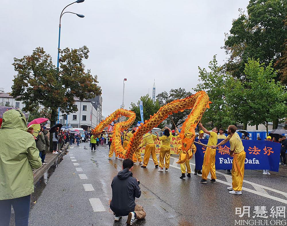  Falun Dafa praktikanti su učestvovali na godišnjoj paradi u povodu praznika žetve u gradu Skiernieweice u Poljskoj 18. septembra 2021. godine.