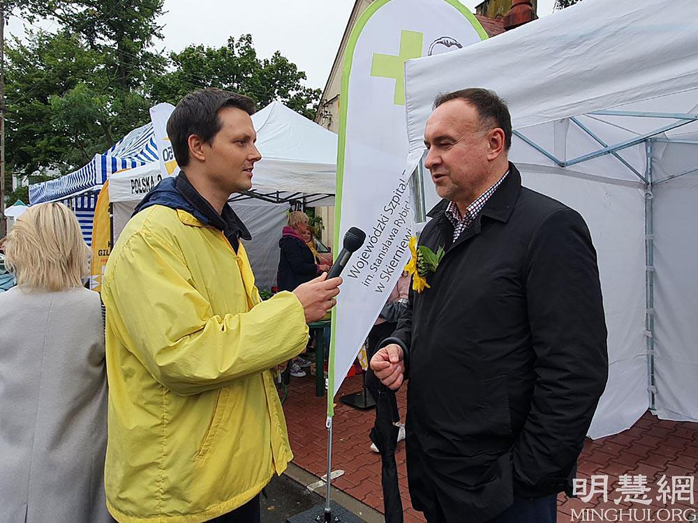 Gospodin Michal Kobosko (desno), poljski novinar i političar, je kazao: "Svi su primijetili zlatnog zmaja i Falun Gong."