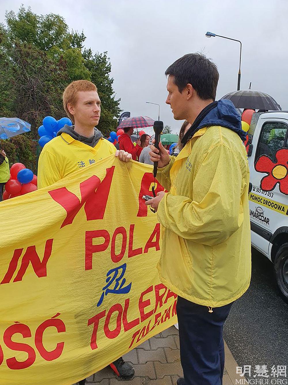 Gabriel (lijevo) je Falun Dafa počeo prakticirati prije dvije sedmice i bio je oduševljen što je učestvovao u paradi.