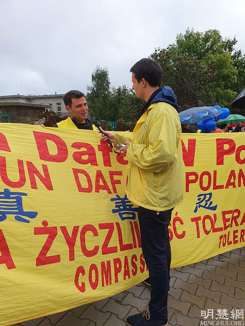 Gosp. Andrés (lijevo) iz Argentine je slučajno bio u posjeti Poljskoj pa je odletio iz Varšave kako bi učestvovao u paradi.