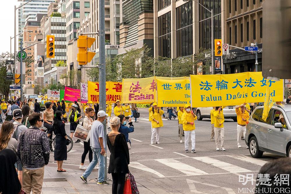 Tian Guo Marching Band je predvodio paradu održanu 25. septembra u Torontu u Kanadi.