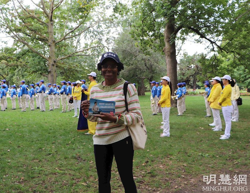 Anna radi u dječjoj bolnici i sretna je što ponovno u Queens Parku može vidjeti Falun Dafa praktikante.