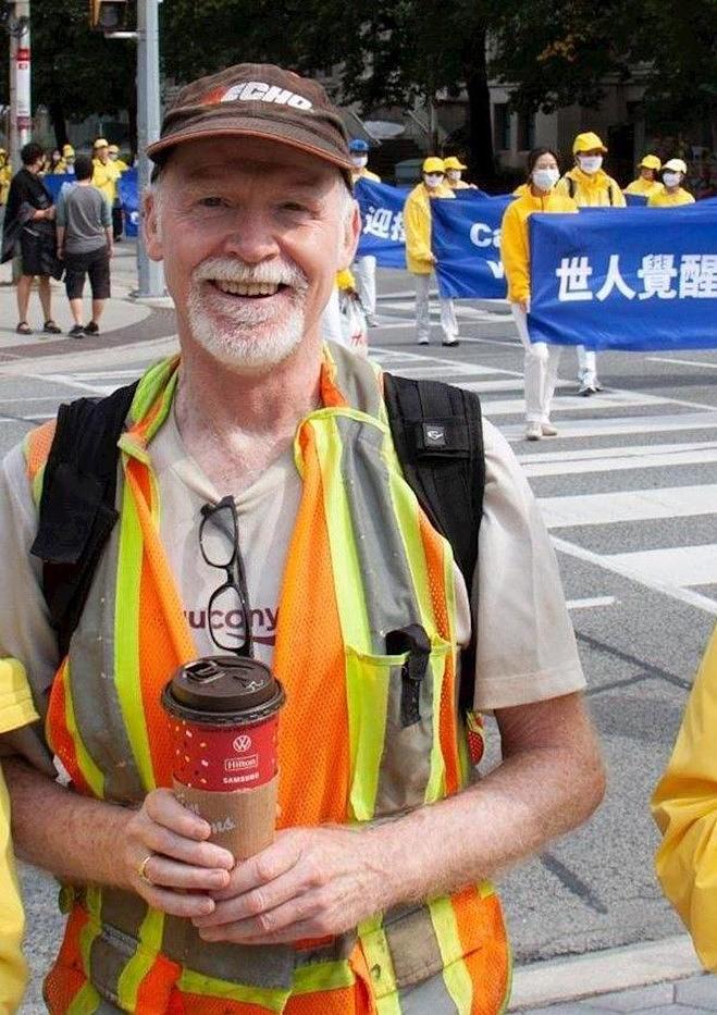 Lokalni stanovnik John (lijevo) je za Falun Dafa čuo prije više od 10 godina.