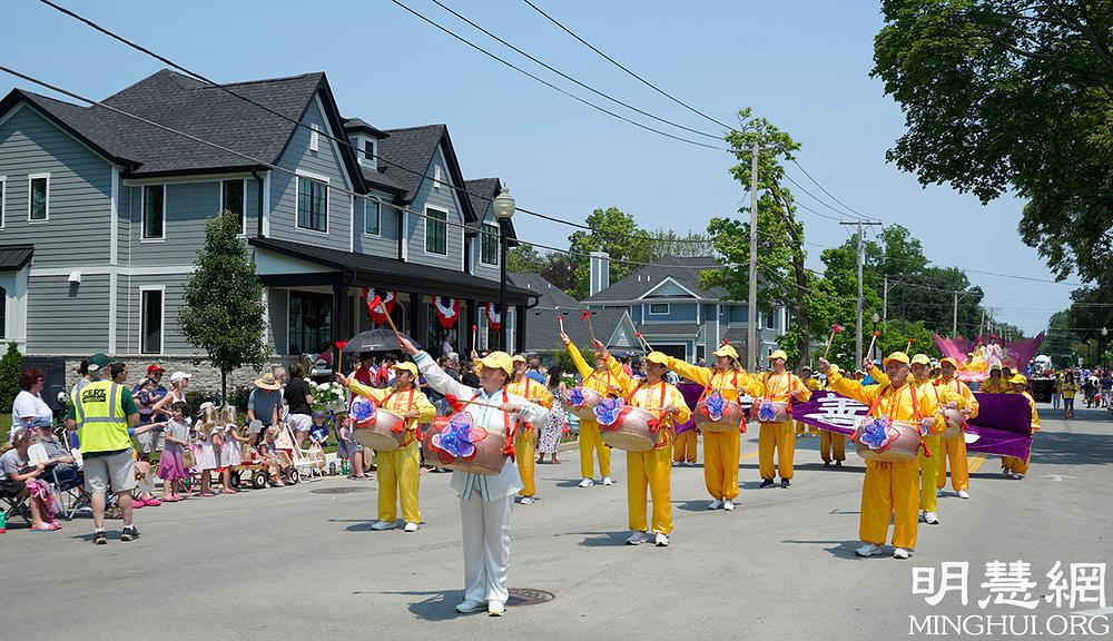 Falun Dafa praktikanti iz šireg područja Chicaga i okolnih područja su sudjelovali u paradi u povodu Dana nezavisnosti.