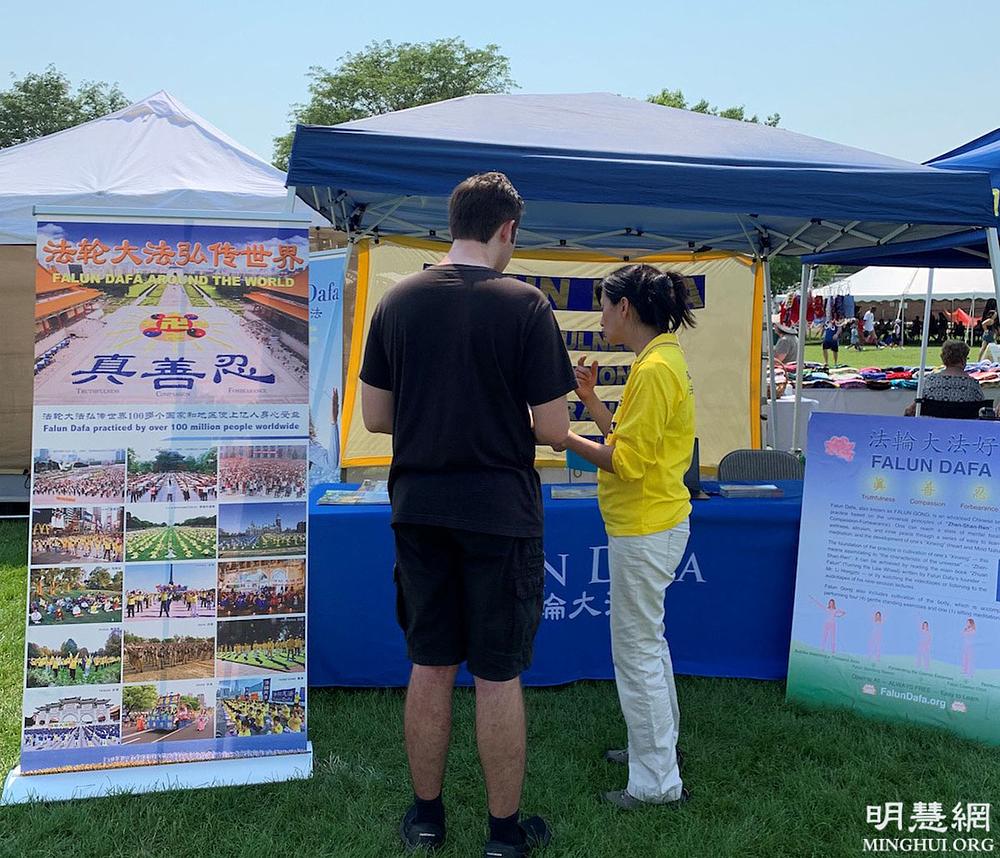  Praktikanti predstavljaju Falun Dafa tokom festivala u gradu u Palatinu u državi Illinois.