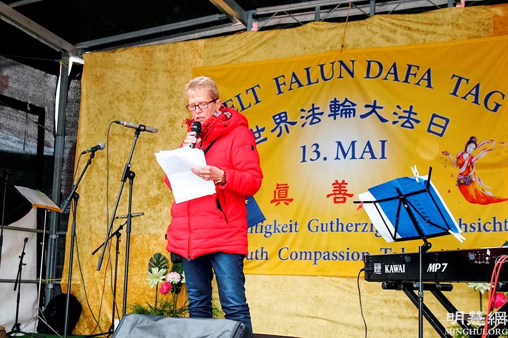 Članica parlamenta Ulli Nissen prisustvovala je proslavi Svjetskog Dana Falun Dafa u Frankfurtu u Njemačkoj 2019. godine.
 