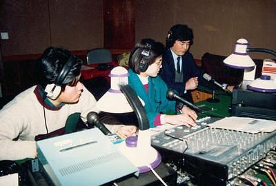 G. Li uživo razgovara putem telefonske linije 1993. godine na Ekonomskom radiju rijeke Yangtze u Wuhanu, u provinciji Hubei