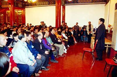 G. Li drži predavanje tokom Međunarodne konferencije za razmjenu iskustava u parku Ditan u Pekingu u novembru 1996. godine.
 