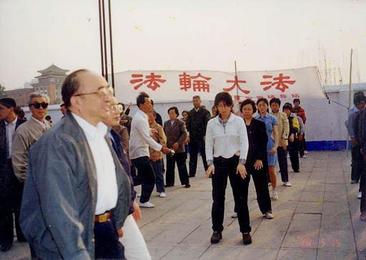 U 22 časa 15. maja 1998. godine CCTV1 je skupa sa CCTV5 u Večernjim novostima izvijestio o desetominutnoj posjeti koju je Wu Shaozu, direktor Državne uprave za sport, napravio Falun Gong vježbalištu u Changchunu, gdje je posmatrao ljude koji su prakticirali Falun Gong.
 