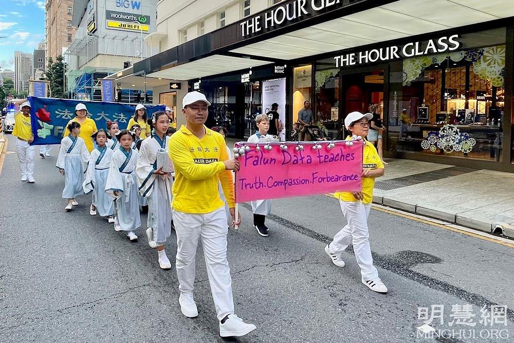 Božićna parada Falun Gonga u Brisbaneu.