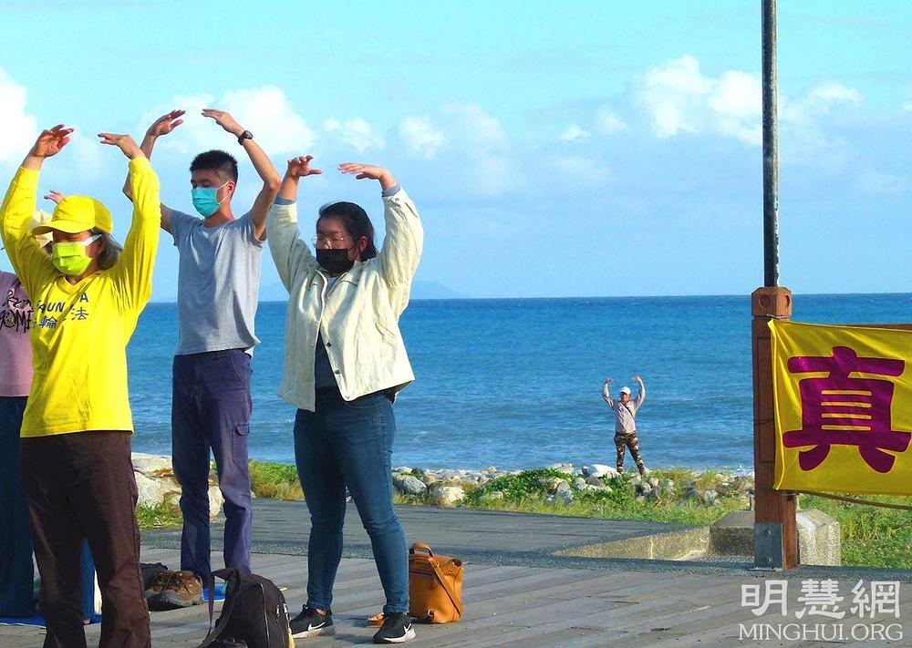 Turisti prate Falun Dafa vježbe.