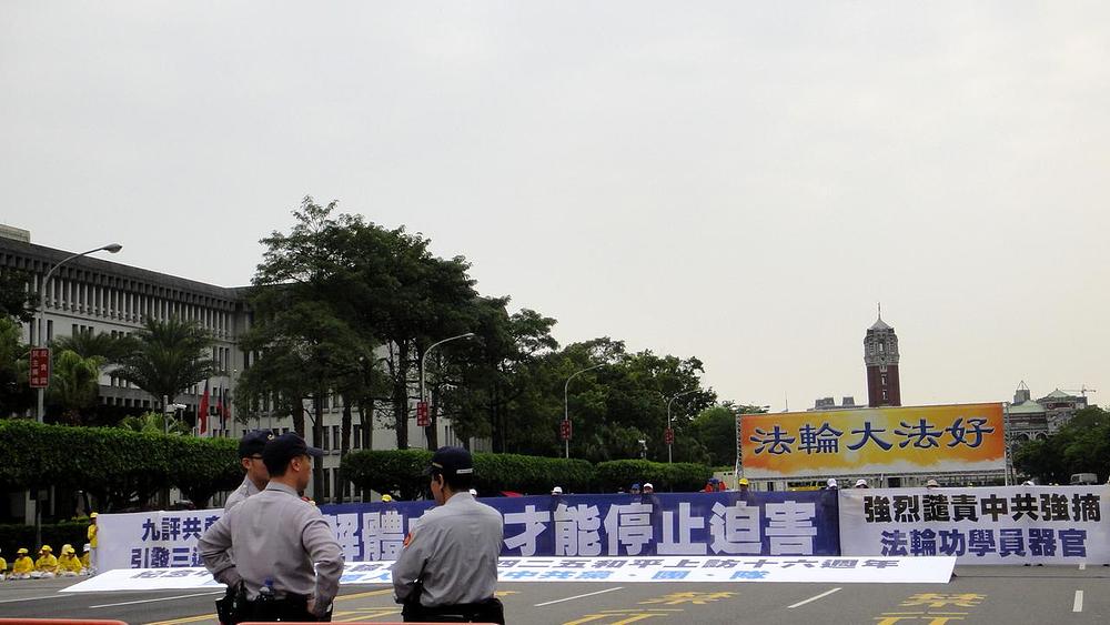 Policija na Tajvanu gleda odvijanje praktikantskih aktivnosti. 