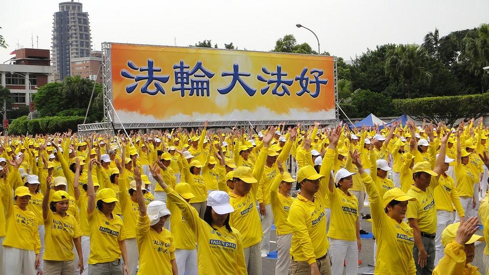 Praktikanti pokazuju Falun Gong vježbe ispred Predsjedničke palače.