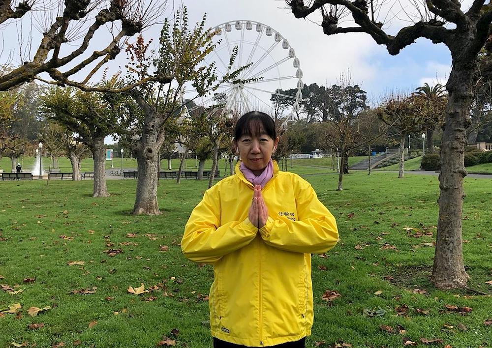 Gospođa Hua Weiqun počela je prakticirati Falun Dafa prije 26 godina.