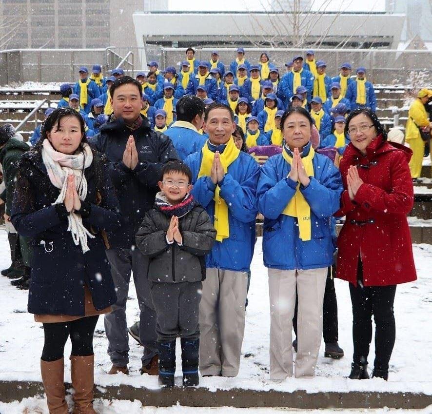 Liao Hong (prva s desna) i njena porodica žele Učitelju Liju srećnu Novu godinu!