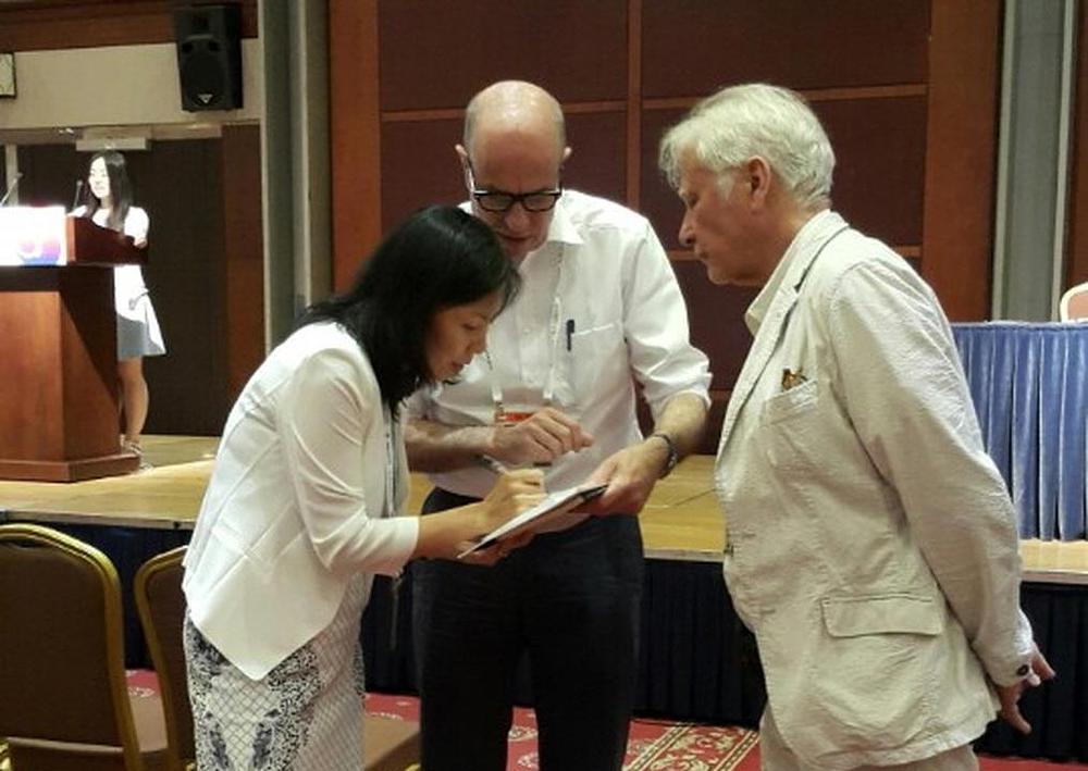 Profesor Robert Simon (u sredini fotografije) poziva na trenutačni prestanak žetve organa u Kini.