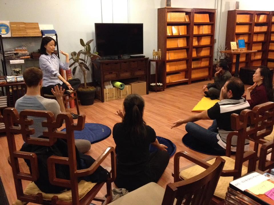Učenici uče Falun Dafa vježbe u Tianti knjižari u 30-toj Zapadnoj ulici na Manhattanu.
