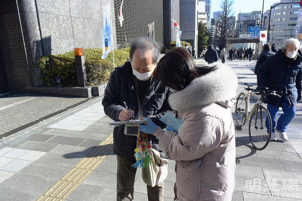  Mještanin Hashimoto potpisuje peticiju
 