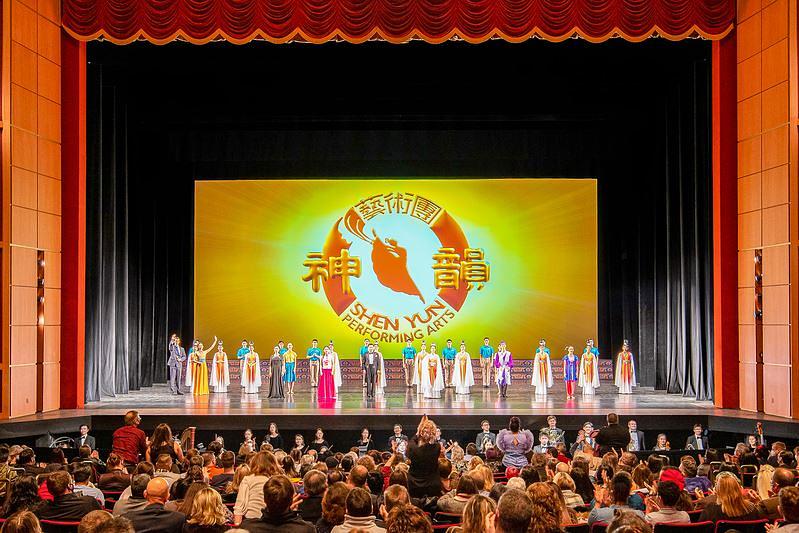 The Shen Yun New Era Company u Marcus Performing Arts Centru u Milwaukeeju, Wisconsin, 31. decembra 2021. godine. Trupa je predstavila četiri predstave u Milwaukeeju od 31. decembra do 2. januara 2022. godine (The Epoch Times) 