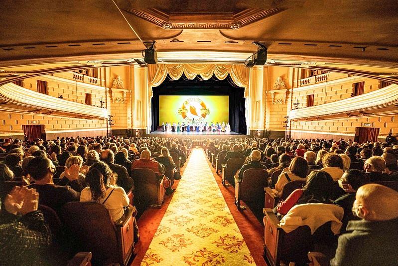 Shen Yun New York Company u War Memorial Opera House u San Franciscu, u Kaliforniji, 3. januara 2022. godine. Trupa je predstavila dvije predstave u San Franciscu 2. i 3. januara 2022. (The Epoch Times)
 
