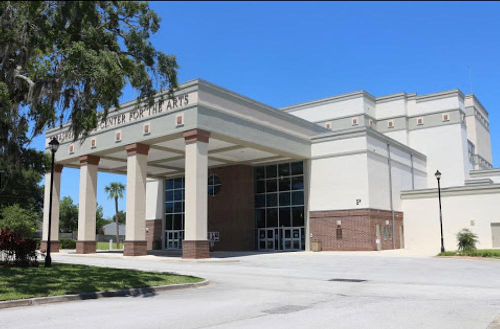 Shen Yun North America Company je izvela tri predstave u Thrasher-Horne Centru na St. Johns River State Collegeu u Orange Parku, Florida, 1. i 2. januara 2022. godine . (Thrasher-Horne Center) 