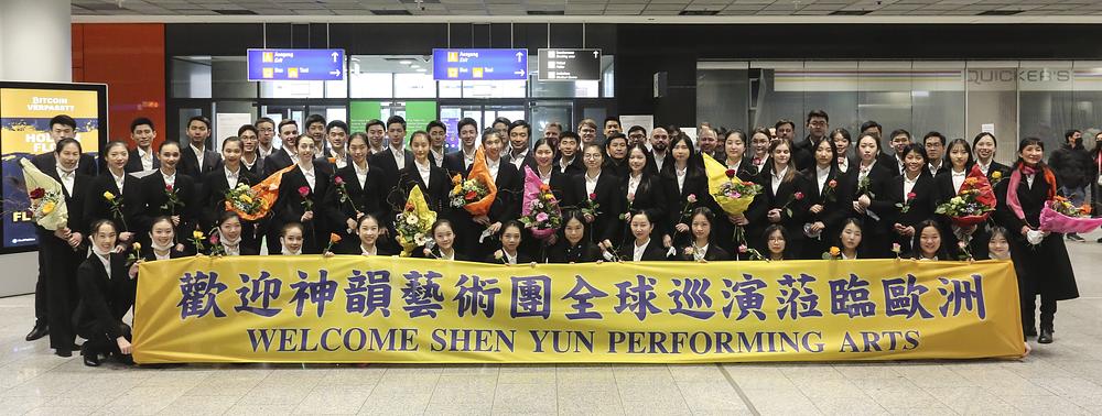 U podne 5. januara, Shen Yun Global Company je sletila u njemačku zračnu luku u Frankfurtu na svoju turneju po Europi 2022. godine. Trupu su dočekali domaći obožavatelji, koji su donijeli cvijeće i transparent u znak dobrodošlice izvođačima. (The Epoch Times) 