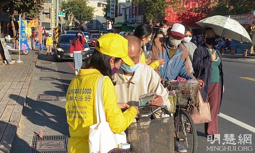 Ljudi su izrazili svoju zahvalnost kada su dobili Falun Dafa letke, kartice i uspomene. Neki su pitali gdje mogu naučiti Falun Dafa.