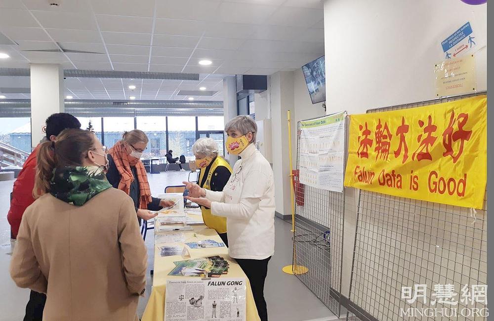 Frédérique (u bijeloj majici) predstavlja Falun Dafa u školi