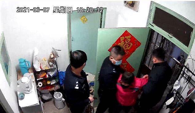 Video screenshot na kojem policija uhićuje gospođu Huo 
