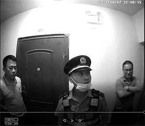 Policija ispred kuće g. Zhaoa 