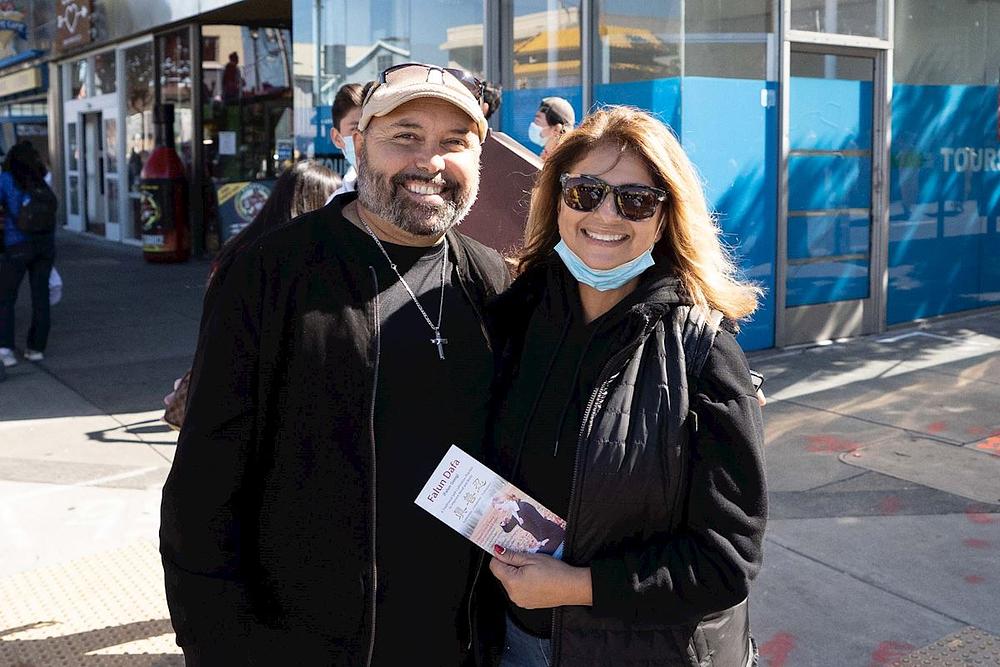 Koncha i Octabio Herez, muž i žena iz San Franciska, bili su oduševljeni što su videli vežbače Falun Dafe.