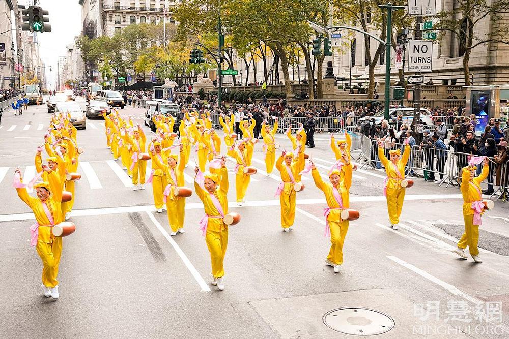Falun Dafa praktikanti učestvuju na 102. godišnjoj paradi povodom Dana veterana u New Yorku 11. novembra 2021.