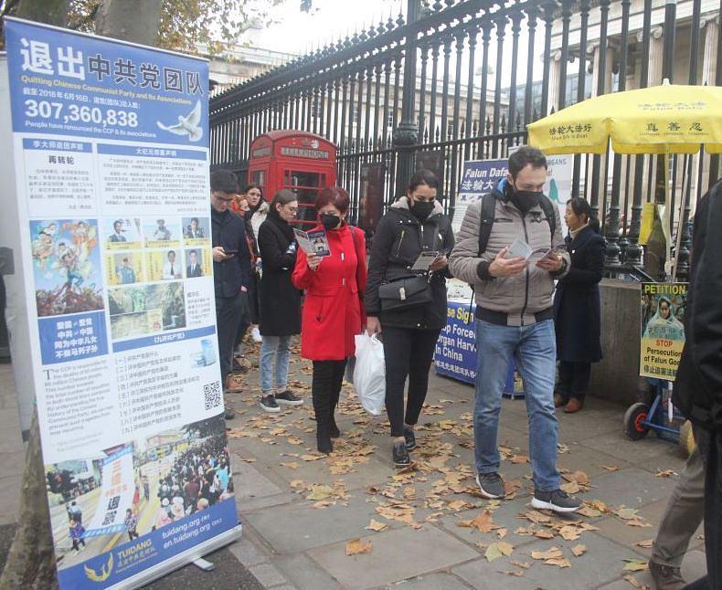 Praktikanti razgovaraju s ljudima ispred Britanskog muzeja