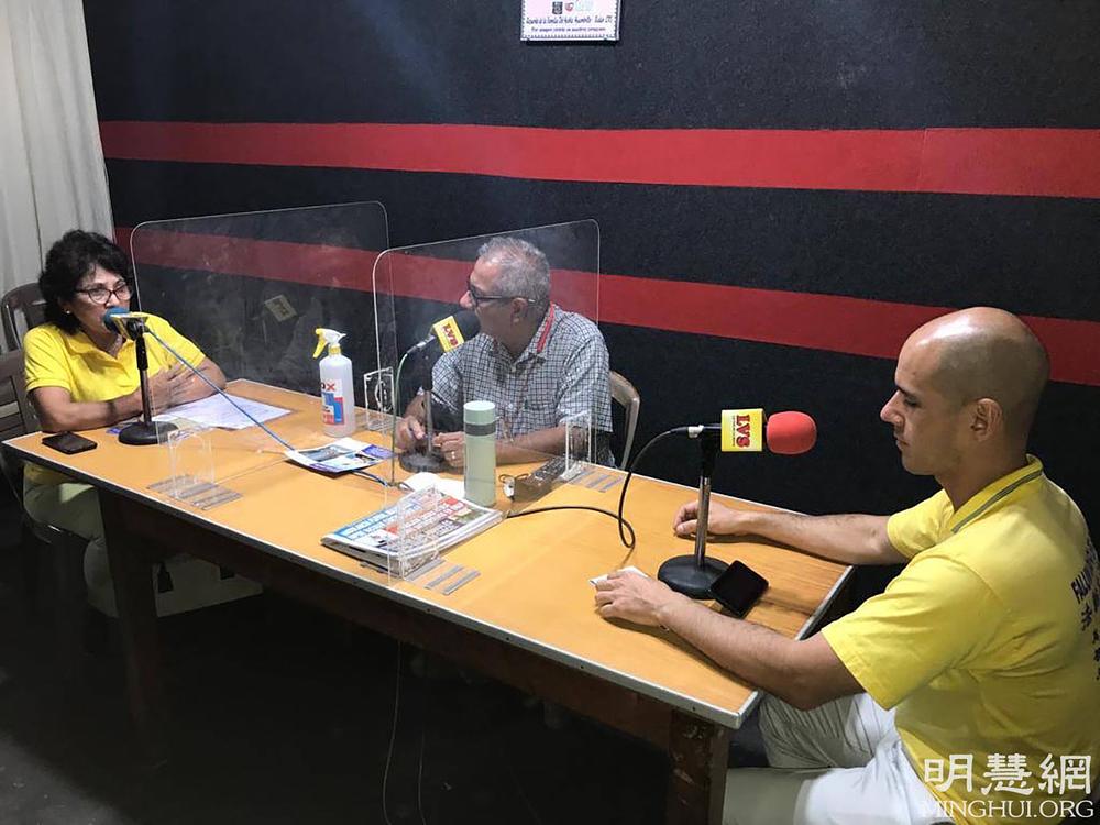 Reporter (u sredini) Radija la Voz de la Selva intervjuiše praktičare.