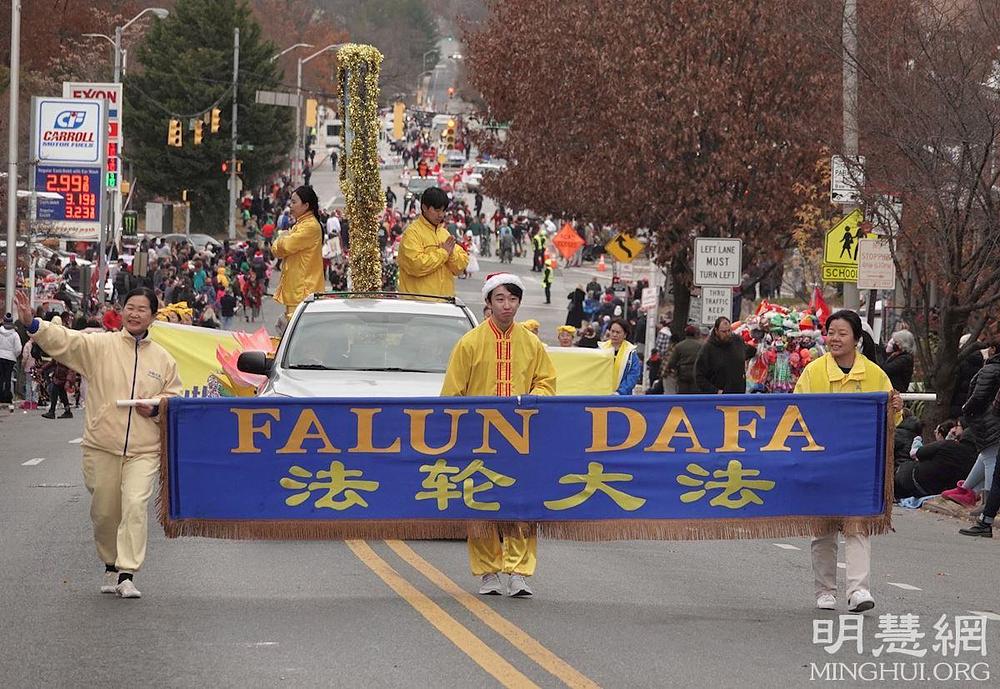Praktikanti iz šireg područja Washingtona D.C. su učestvovali u 48. godišnjoj gradonačelnikovoj božićnoj paradi
 