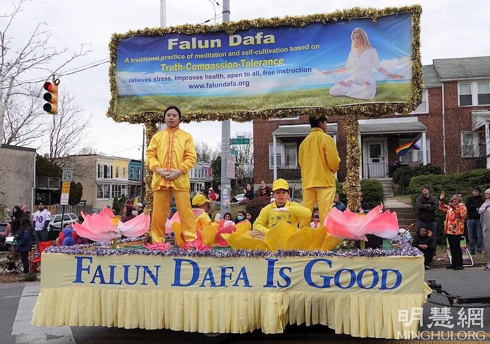 Praktikanti su na auto splavu demonstrirali Falun Dafa vježbe 