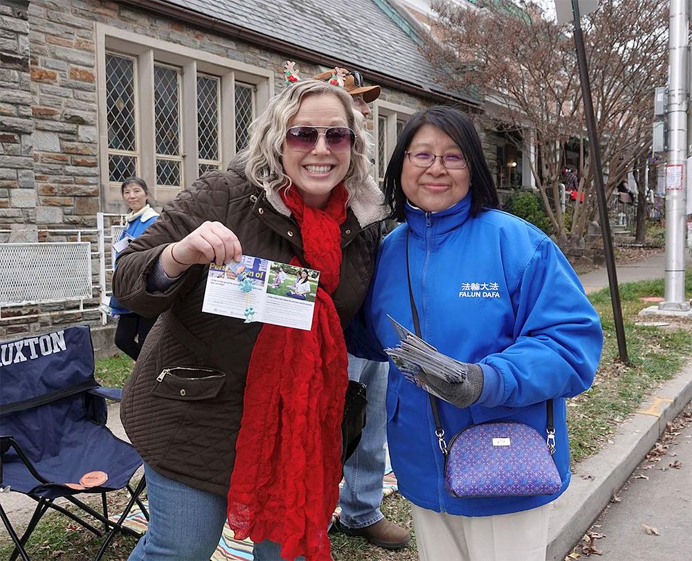 Debbie (lijevo) koja živi u Baltimoreu je dobila knjižicu u kojoj je predstavljen Falun Dafa i bila sretna što se može  fotografisati sa praktikanticom 