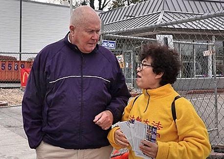 Phillip, koji živi u malom gradu u blizini, slušao je dok mu je praktikantica predstavljala  Falun Dafa. 