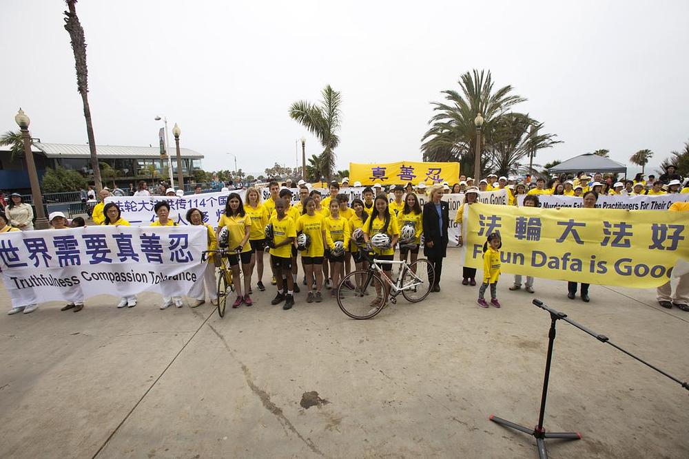 Skup biciklista koji učestvuju u "Vožnji za slobodu", u Santa Monica Pier