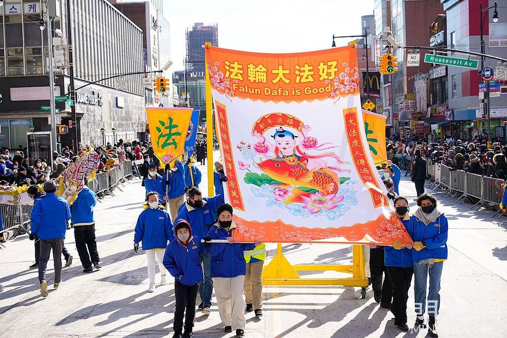 U kineskoj kulturi riba simbolizira prosperitet. Na transparentu piše: „Falun Dafa je dobar” (gore), „Falun Dafa spašava ljude diljem svijeta” (desno), i „Istinitost-Dobrodušnost-Tolerancija donosi blagoslove milijunima obitelji.” (lijevo)